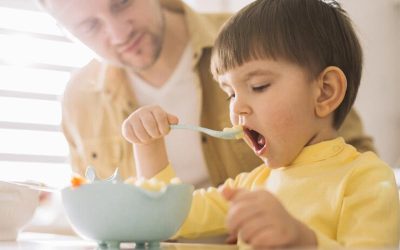 Perkembangan Anak, Kapan Anak Mulai Diajarkan Makan Sendiri?